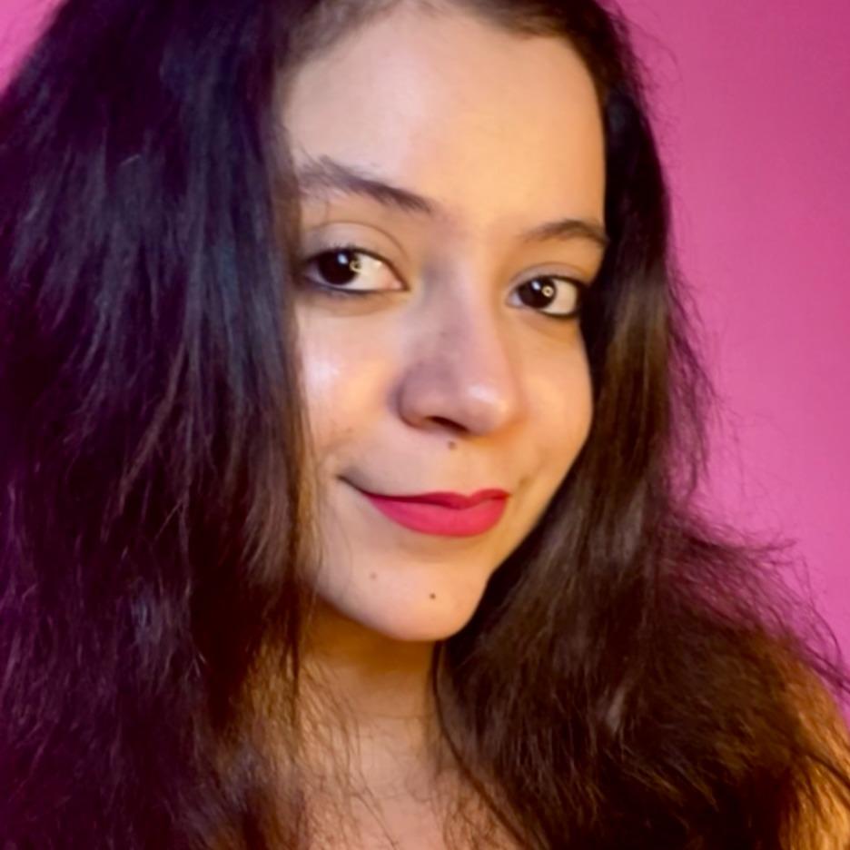 Imagem de uma mulher de pele clara, cabelos pretos e lisos, olhos castanho-escuros e lábios finos.